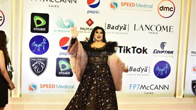 إطلالة لافتة لـ فيفي عبده على الريد كاربت بمهرجان القاهرة السينمائي