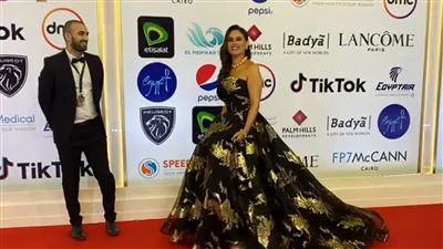 رشا مهدي كالأميرات على ريد كاربت افتتاح مهرجان القاهرة السينمائي | فيديو