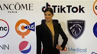 بجامبسوت أسود.. ظهور جذاب لـ تارا عماد في افتتاح القاهرة السينمائي| فيديو