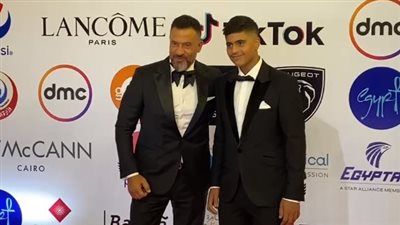 ماجد المصري يحضر افتتاح مهرجان القاهرة السينمائي برفقة ابنه| فيديو 