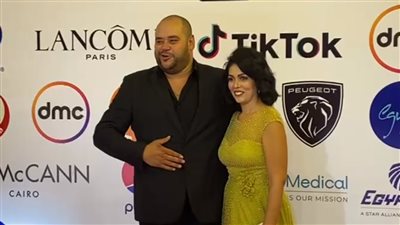 محمد ممدوح برفقة زوجته على ريد كاربت مهرجان القاهرة السينمائي| فيديو وصور