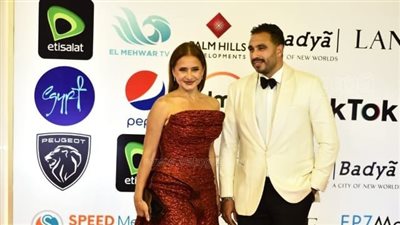 نيللي كريم وزوجها يخطفان الأنظار في افتتاح القاهرة السينمائي | فيديو وصور