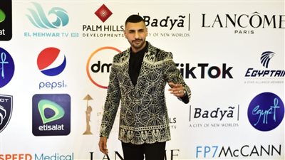 حب وغرام حسن أبو الروس وزوجته على ريد كاربت مهرجان القاهرة السينمائي | فيديو