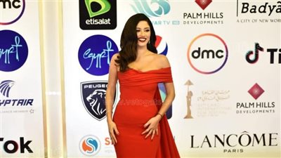 أحمد رزق وظافر العابدين وبيتر ميمي وسينتيا خليفة على ريد كاربت مهرجان القاهرة| فيديو