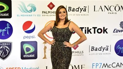 إطلالة مميزة لـ بشرى وجميلة عوض في افتتاح مهرجان القاهرة|صور