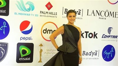 خبير أزياء: منى زكي ودينا فؤاد الأكثر أناقة في افتتاح مهرجان القاهرة السينمائي