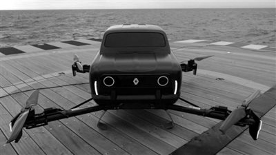 سيارات رينو 4L تتحول إلى طائرة تحلق في السماء 