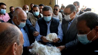 وزير قطاع الأعمال العام ومحافظ الشرقية يتفقدان محلج القطن المطور بمدينة الزقازيق 