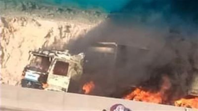 تفحم سيارة نقل اندلعت فيها النيران أعلي الطريق الأوسطي بحلوان