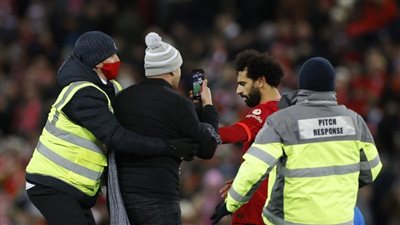 مشجع يقتحم الملعب للتصوير مع محمد صلاح بعد مباراة ساوثهامبتون | صور