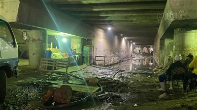 أسلاك كهرباء عائمة في المياه.. المجاري تهدد حياة أهالي الخصوص | فيديو