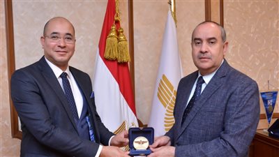 وزير الطيران يكرم أحمد صبيح الفائز بجائزة أول مدرب أمن طيران فى العالم