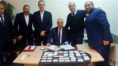 ضبط راكب بمطار القاهرة حاول تهريب 302 كارت ائتمان بالمخالفة 