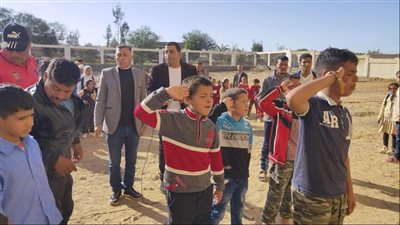 طابور الصباح ورفع علم مصر.. أبرز مشاهد عودة الدراسة بقرية أبو العراج بالشيخ زويد | صور