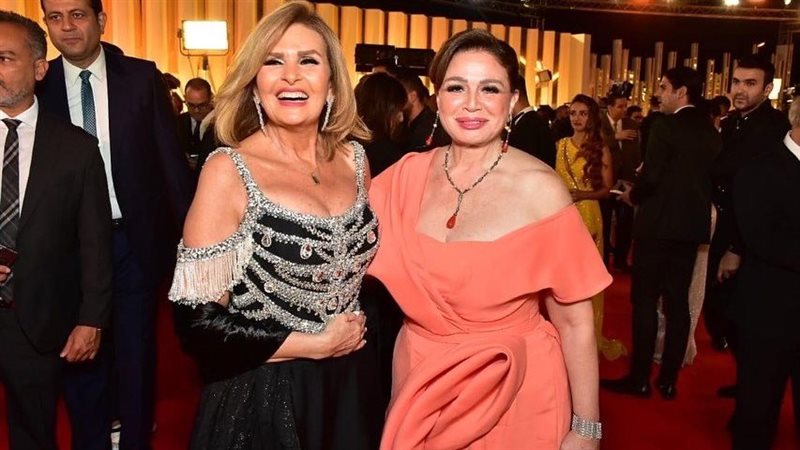 يسرا تلفت الانظار