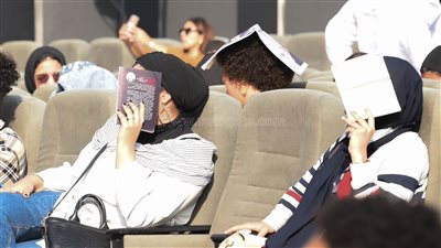 جمهور مهرجان القاهرة السينمائي يواجه أشعة الشمس بأغطية الرأس والنظارات | صور