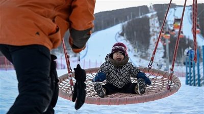 طفلة تتزلج على الجليد في عمر 11 شهرا