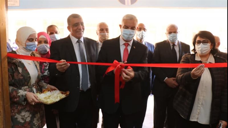مبارك يفتتح معرض