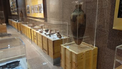 300 قطعة أثرية ترصد 13 عامًا من الحفائر بقبة الهوا في أسوان