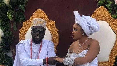 رغم الهزيمة في الكونفيدرالية.. إيزي إيميكا يحتفل بزفافه بجو أفريقي