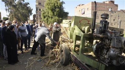 محافظ أسيوط يتفقد أعمال فرم المخلفات الزراعية وتحويلها لسماد عضوي| فيديو 