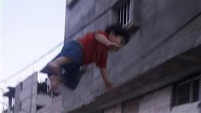 اختل توازنه.. مصرع طفل سقط من الطابق الرابع بالعمرانية 