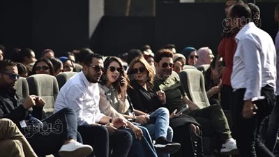 جمهور ندوة كريم عبد العزيز يواجهون أشعة الشمس بالجرائد والورق المقوى | صور 