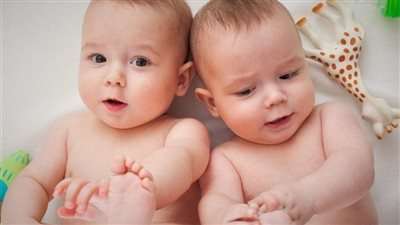 تفسير رؤية التوأم في المنام وعلاقته بالحزن والهم وترك المعاصي 