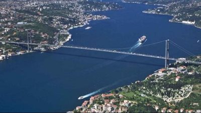 العواصف أكلت الأخضر واليابس.. تركيا تغلق مضيق البوسفور أمام السفن | فيديو