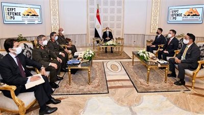 متحدث الرئاسة: السيسي يستقبل الرئيس التنفيذي لشركة هانوا الكورية الجنوبية للصناعات العسكرية والدفاعية.. اللقاء تناول فرص تعميق التعاون المشترك في ضوء إمكانيات الشركة التكنولوجية والتصنيعية الحديثة