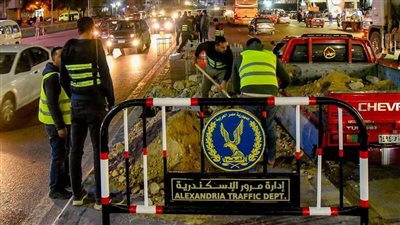 إنشاء القواعد الخرسانية للبدء فى تركيب إشارة مرور بنطاق شرق الإسكندرية 