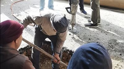 إصلاح هبوط أرضي بشارع الجامع الكبير في الدقهلية (صور) 