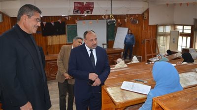 نائب رئيس جامعة الأزهر يشدد على وجود أستاذ المادة داخل لجان كليات أسيوط (صور)