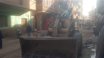 محافظ القليوبية يتابع أعمال رصف الطرق والشوارع ضمن الخطة الاستثمارية 