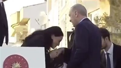 نائبة برلمانية تحصل على 258 جنيها مقابل تقبيل يد الرئيس التركي أردوغان (فيديو) 