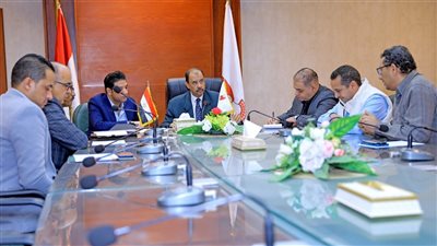 محافظ سوهاج يناقش إعادة تأهيل 16 ألف منزل بقرى 