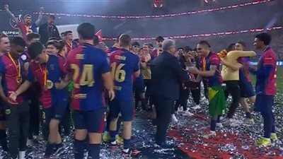 خوان لابورتا يحتفل مع لاعبي برشلونة برفع كأس السوبر الإسباني (فيديو) 