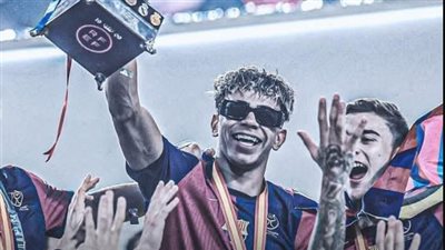 بنظارة سوداء، لامين يامال يدخل في وصلة رقص عقب التتويج بالسوبر الإسباني 