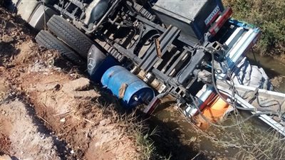 انقلاب سيارة محملة بـ 65 طن أسمدة في الترعة بسوهاج (صور)