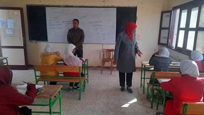 انتظام طلاب النقل بامتحانات نصف العام بمدارس الوادي الجديد