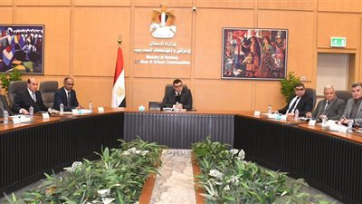 وزير الإسكان يتابع الموقف التنفيذي لمشروعات 