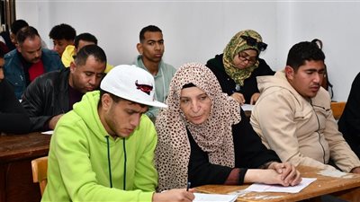 كلية الآداب بجامعة القناة تخصص فترات امتحانية للطلاب ذوي الهمم (صور) 