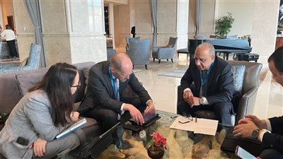 عصمت يبحث مع وفد من بنك إعادة الأعمار مشروع قياسات الرياح لإنشاء محطات لتوليد الكهرباء