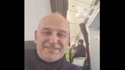 أول زيارة له بعد غياب 13 عامًا، جمال سليمان في الطائرة عائدًا لسوريا (فيديو)