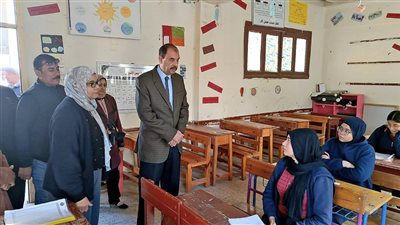 محافظ سوهاج يتفقد سير امتحانات النقل بالمدارس 