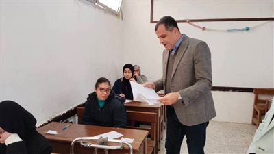 مدير تعليم دمياط يتفقد امتحانات النقل 