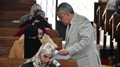 رئيس جامعة القناة: 10 آلاف طالب يؤدون امتحانات الدراسات العليا بالكليات (صور) 