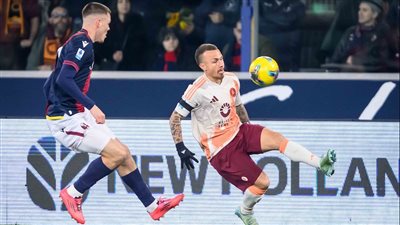 روما يخطف تعادلا مثيرا من بولونيا 2/2 بالدوري الإيطالي (صور)