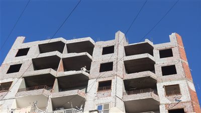 إزالة 3 طوابق مخالفة بعقار سكني في بنها 