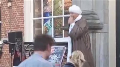 انبهروا بمنشد صعيدي، الهولنديون يرقصون على نغمات المدائح النبوية (فيديو)